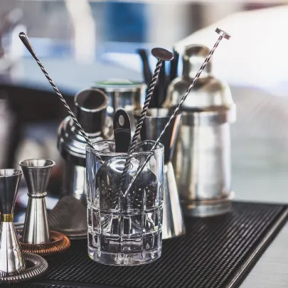 Verrerie spécialisée pour vins, bières, spiritueux, champagnes, carafes, pinces à glace, shakers à la Cave de Neuville - Neuville aux Bois - Loiret (45)